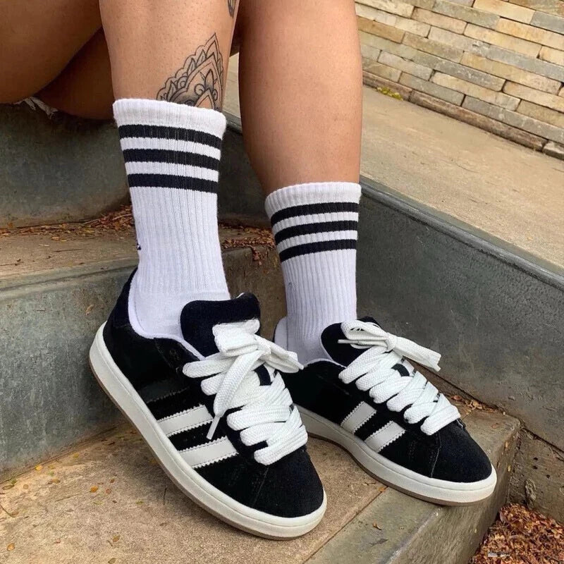 tênis feminino e masculino preto branco