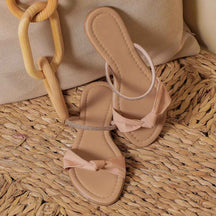 Sandália Rasteira Chinelo Brilho Tira de Strass Lacinho