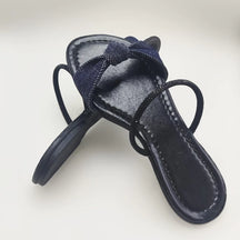 Sandália Rasteira Chinelo Brilho Tira de Strass Lacinho