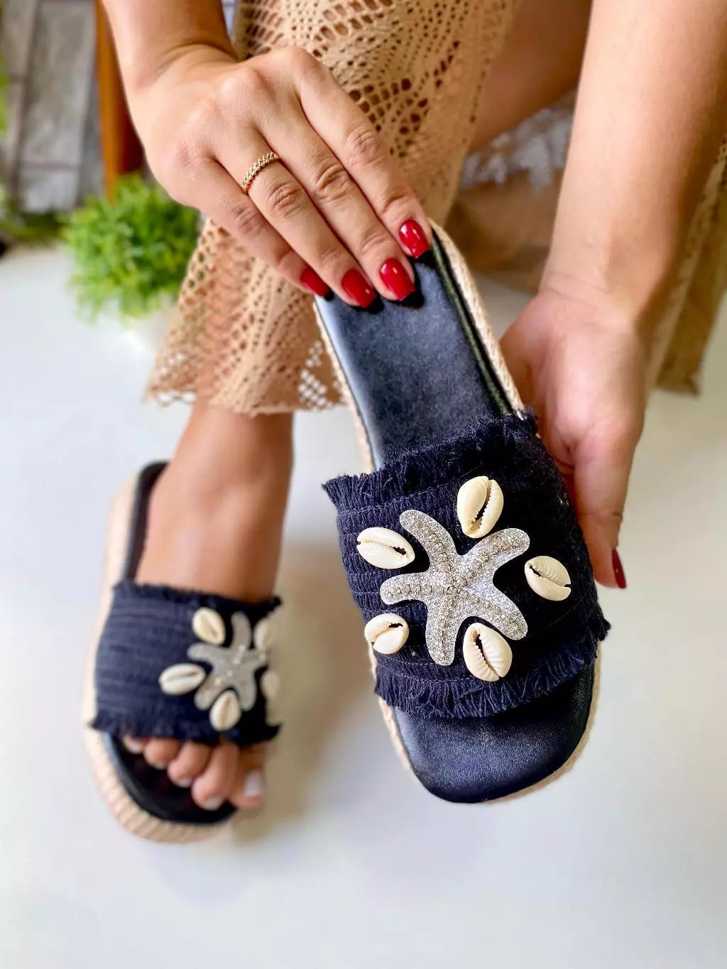 Flat Sandália Feminina Calce Fácil c/ Buzios e Estrelas